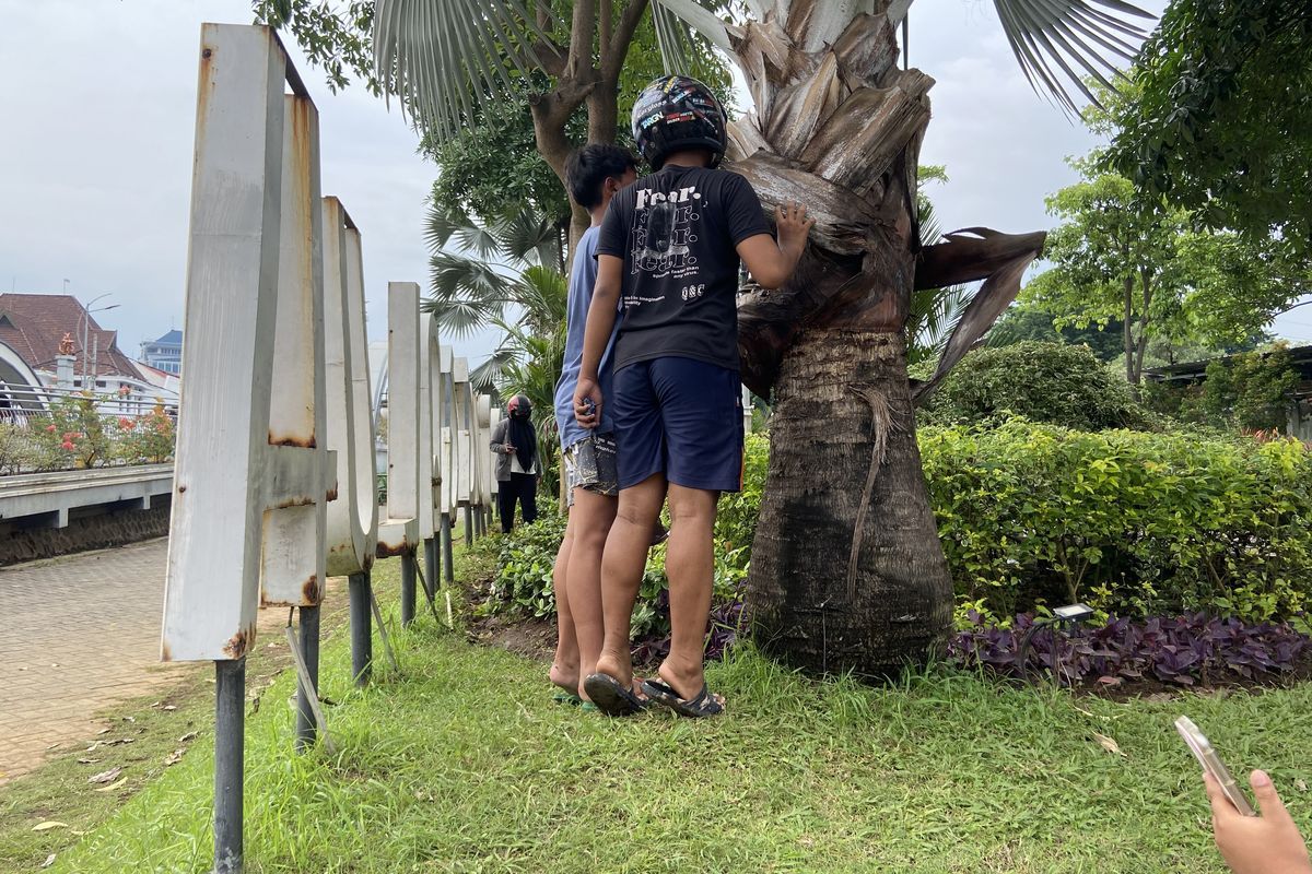 Warga Surabaya berburu koin jagat di Taman Jembatan Ujung Galuh, Jumat (17/1/2025).