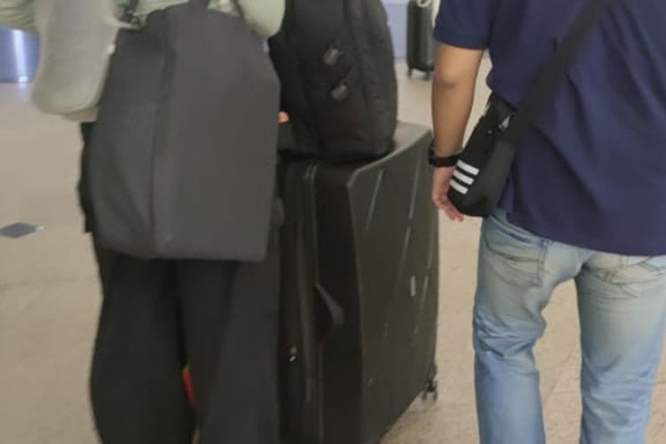 HB (23), perempuan berkewarganegaraan Ukraina saat dipulangkan ke negara asalnya melalui Bandara Ngurah Rai, Bali, pada Sabtu (15/4/2023). Dia dideportasi karena kedapatan berkerja secara ilegal atau menyalahgunakan izin tidak dengan menjadi fotografer di Bali.