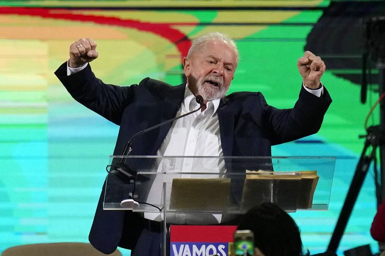 Mantan Presiden Brasil Luiz Inacio Lula da Silva berbicara selama pengumuman pencalonannya untuk pemilihan presiden negara itu yang akan datang, di Sao Paulo, Brasil, Sabtu, 7 Mei 2022. Pemilihan umum Brasil dijadwalkan pada 2 Oktober 2022. 