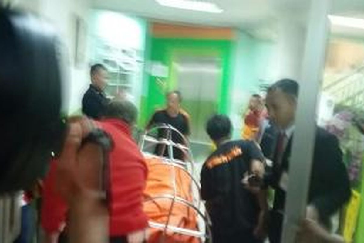 Salah satu jenazah korban tabrakan antara Metro Mini dengan Kereta Commuter Line di pelintasan dekat Stasiun Angke, Jakarta Barat yang terjadi pada Minggu (6/12/2015).