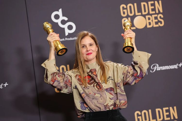 Sutradara dan penulis skenario Justine Triet saat menghadiri Golden Globe Awards 2024 di Beverly Hills, California, AS, Minggu (7/1/2024). Triet menyabet penghargaan Best Screenplay-Motion Picture untuk Anatomy of a Fall.