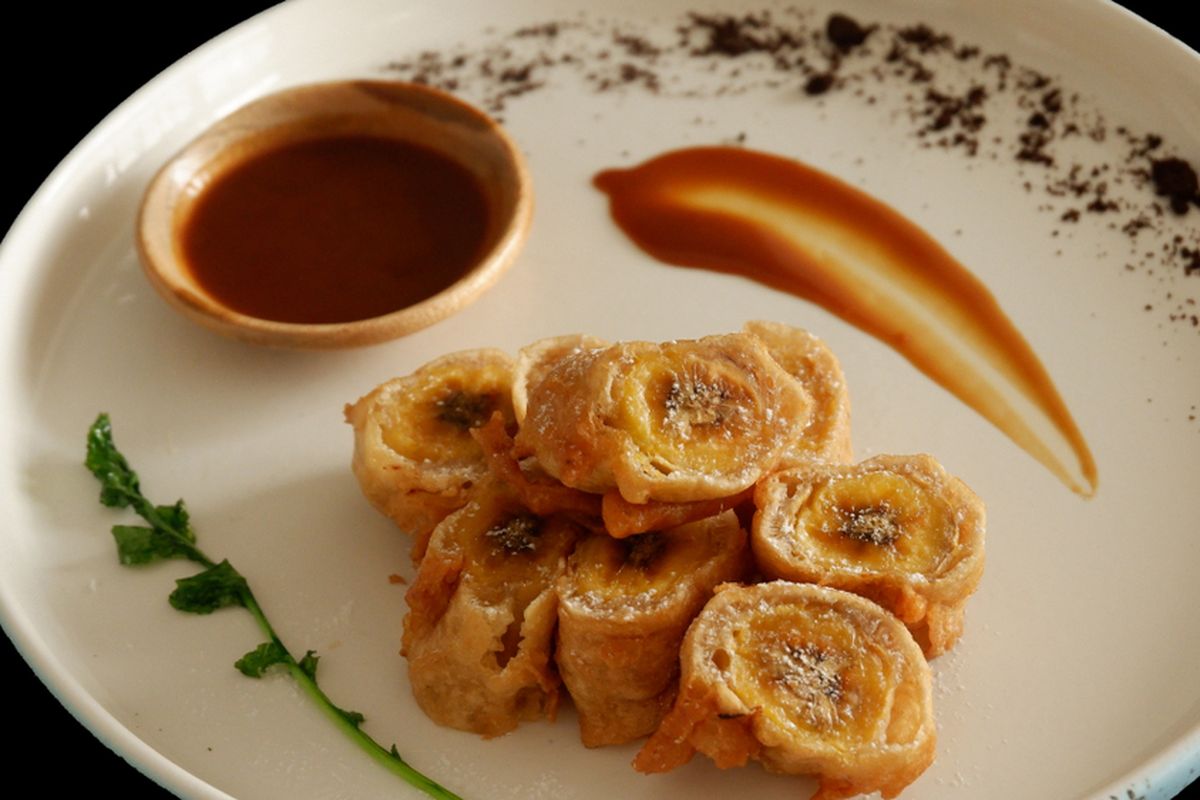 Ilustrasi pisang goreng dengan saus gula aren.