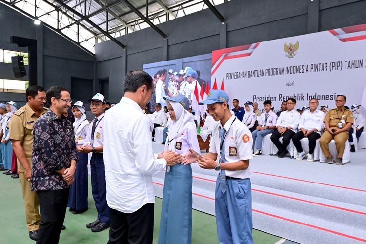 Pemerintah serahkan bantuan Program Indonesia Pintar (PIP) tahun 2024 di Gelanggang Olahraga Samapta, Magelang, Jawa Tengah, Senin (22/1/2024).