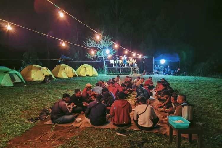 Suasana makan bersama pada malam hari di Bukit Nirwana, Kabupaten Malang, Jawa Timur.