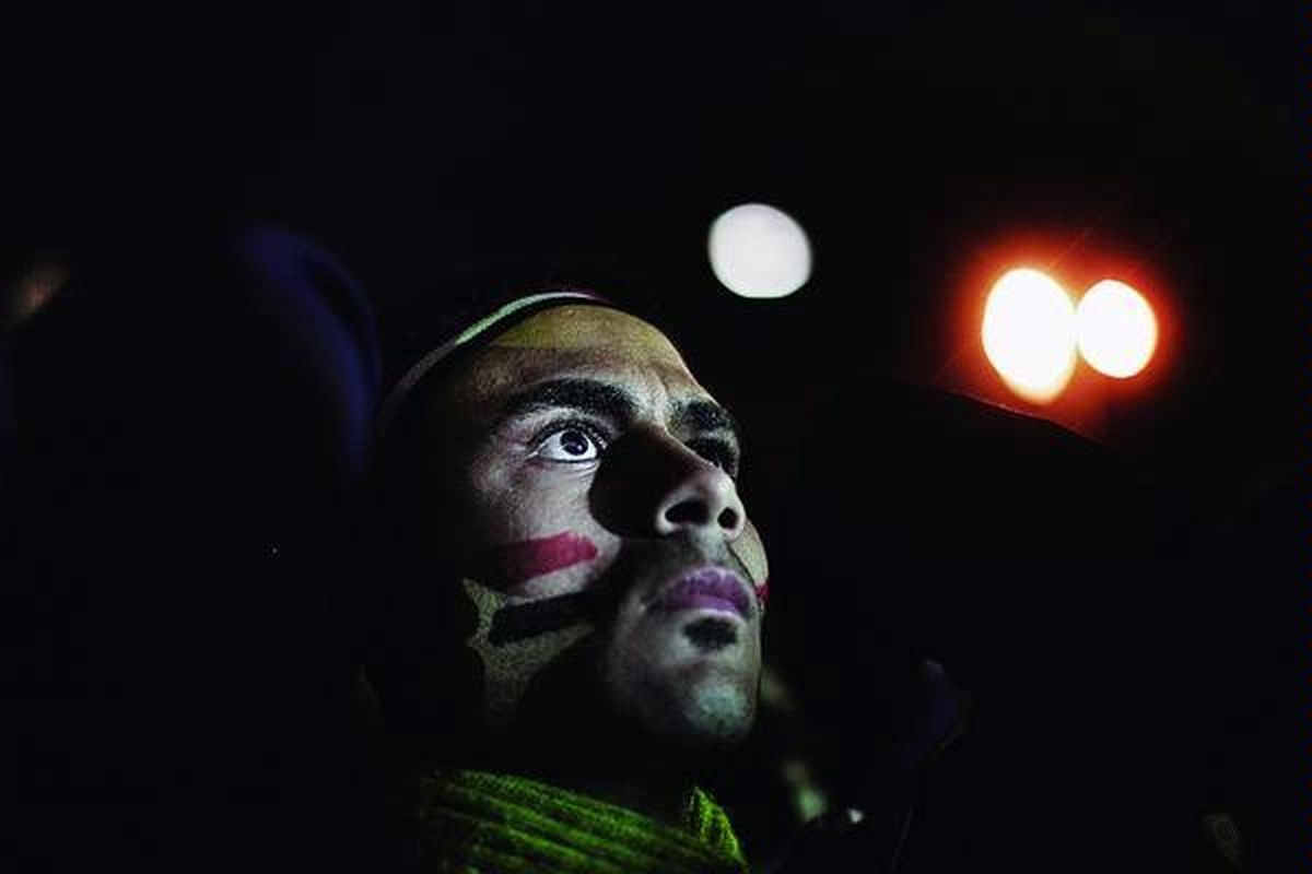 Seorang pengunjuk rasa antipemerintah mendengarkan pidato Presiden Mesir Hosni Mubarak bersama puluhan ribu demonstran lainnya yang berkumpul di Alun-alun Tahrir, Kamis (10/2) malam. Dalam pidatonya, Mubarak menyatakan mendelegasikan kekuasaannya kepada Wakil Presiden dan mantan kepala intelijen Omar Suleiman serta mengusulkan reformasi konstitusional. Namun, Mubarak mengatakan, transisi untuk mengakhiri tiga dekade kekuasaannya akan berjalan hingga pemilihan umum bulan September.