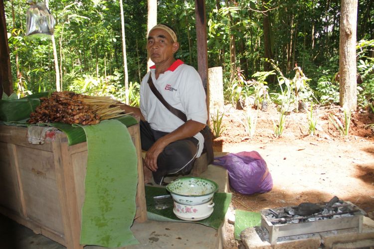 Sate Jowo disajikan di Alas Literasi Banjarharjo, Desa Muntuk, Dlingo, Bantul