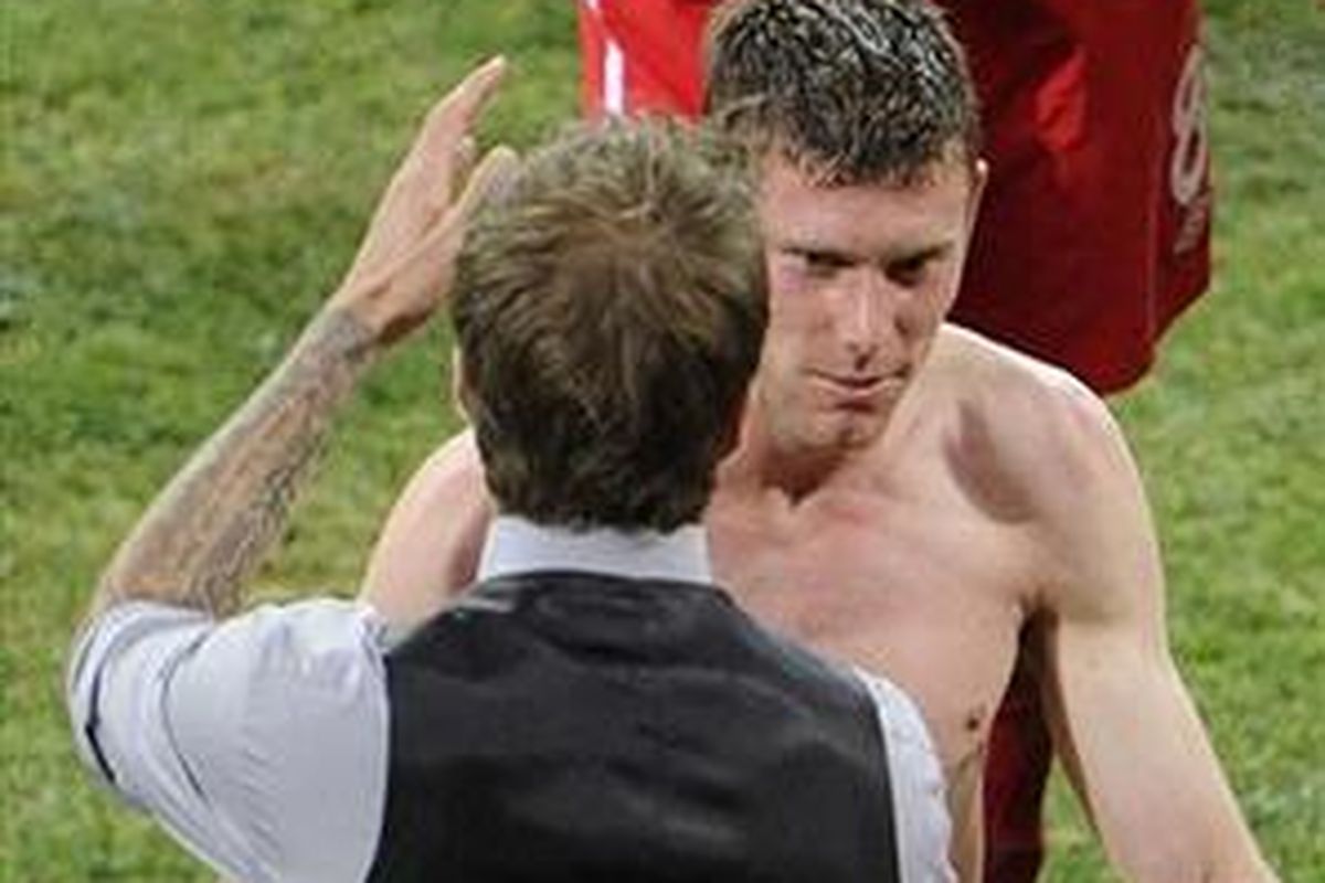 Pemain Aston Villa, James Milner (tanpa baju).