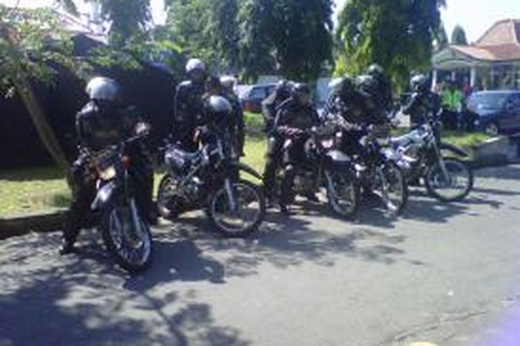 Aparat polisi terlihat siap siaga mengatisipasi aksi demontrasi Hari Kebangkitan Nasional di halaman kantor Kecamatan Muntilan, Kabupaten Magelang, Rabu (20/5/2015).