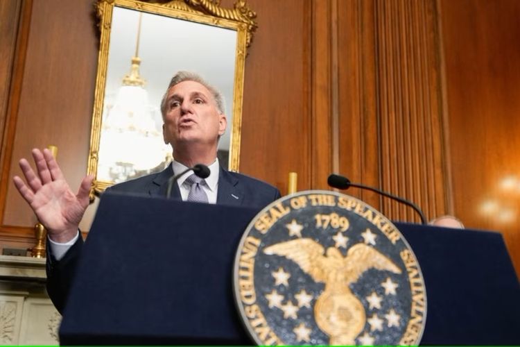 Ketua DPR AS Kevin McCarthy memberi keterangan pers setelah DPR sepakat meloloskan RUU Anggaran sementara untuk menghindari penghentian kegiatan pemerintah atau government shutdown di Washington DC, AS, Sabtu, 30 September 2023.