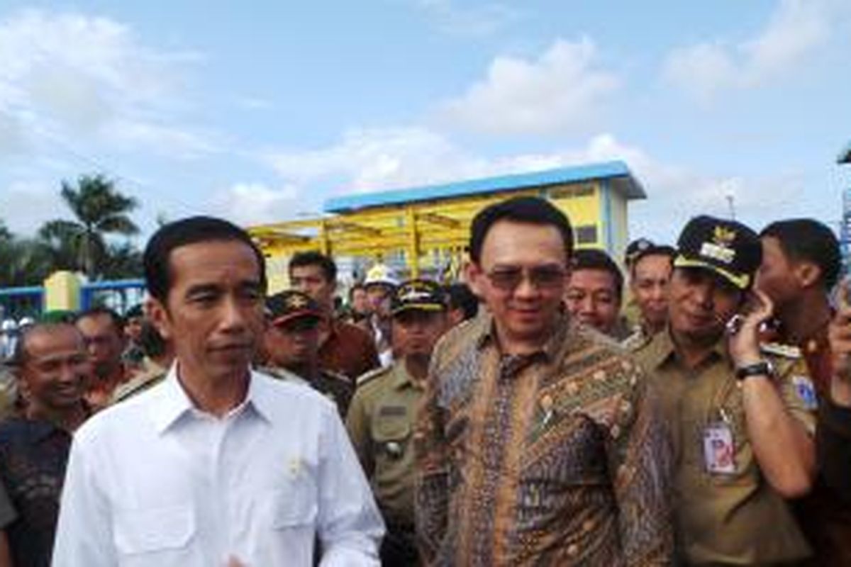 Presiden Joko Widodo, Gubernur DKI Basuki Tjahaja Purnama, dan Wali Kota Jakarta Utara Rustam Effendi saat meninjau Kali Tunjungan, Jakarta Utara, Rabu (18/2/2015).