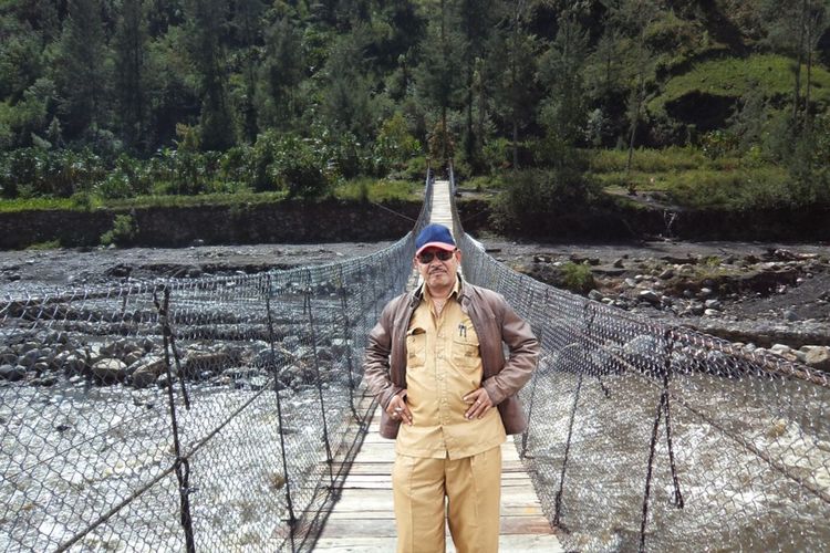 Kepala Dinas PU Intan Jaya, Bheny G. Lekatompessy, tengah berada di salah satu jembatan gantung di Distrik Agisiga, Intan Jaya, Papua