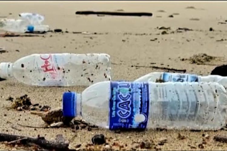 Ratusan sampah plastik yang berasal dari luar negeri berserakan di pantai kawasan konservasi penyu, Desa Sebubus, Kecamatan Paloh, Kabupaten Sambas, Kalimantan Barat (Kalbar). Keberadaan sampah-sampah ini tentu saja mengancam konservasi penyu di kawasan tersebut.