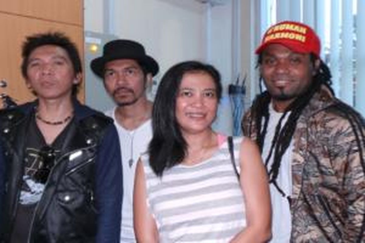 d'Rumah Harmoni yang diwakili oleh artis musik Bimbim 'Slank', Ridho 'Slank', Oppie Andaresta, dan Michael Jakarimilena, usai tampil dalam program bincang-bincang musik K-Akustik yang disiarkan secara live streaming di Kompas.com, Kamis (23/4/2015).