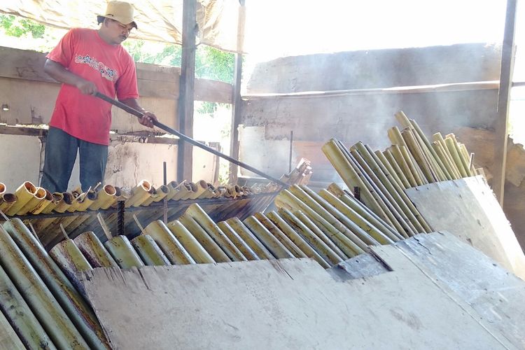 Jacob (47) sedang menyiapkan leumang untuk dijual sebagai penganan bebruka puasa di banda Aceh. Leumag biasa hanya bisa ditemui di bulan ramadan di Banda Aceh. Konsumennya tidak hanya di Banda Aceh tapi juga warga yang berdomisili diluar Banda Aceh bahkan berdomisi di luar negeri. *****