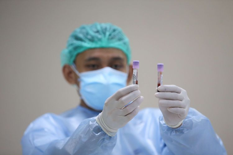 Tes serelogy bagi pegawai dan petugas medis Rumah Sakit Siloam Kebon Jeruk, Jakarta, Selasa (11/8/2020). Pemeriksaan serelogy, rapid test dan PCR bagi pegawai dan petugas medis dilakukan secara berkala di RS Siloam sebagai protokol kesehatan mencegah penyebaran virus Covid-19.
