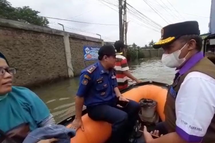 Banjir yang terjadi di Desa Kadu, Kecamatan Curug, Kabupaten Tangerang, belum surut hingga Selasa (15/11/2022).