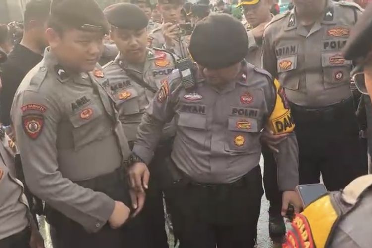 Demo Aliansi Cipayung di Depan Gedung DPR Ricuh, Kaki Polisi Dipukul Pakai Besi 