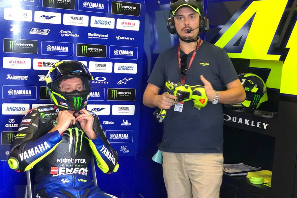 Valentino Rossi di dalam paddock tim Yamaha jelang persiapan sesi kualifikasi GP Thailand, Sabtu (5/10/2019).