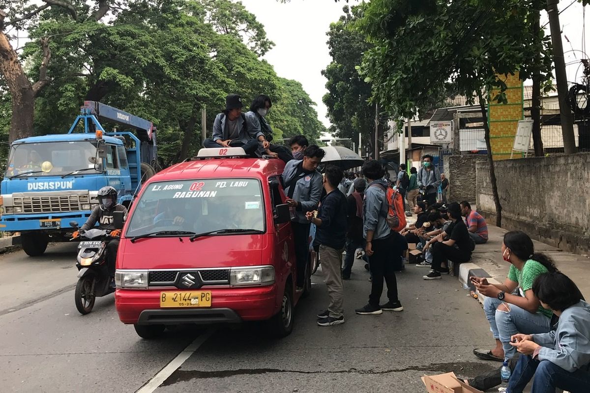 Sejumlah mahasiswa dari Universitas Gunadarma, Depok bergerak dari Lenteng Agung menuju Istana Negara untuk berunjuk rasa.