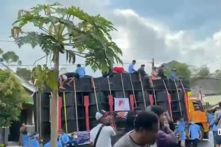 Parade sound system di Jember Jawa Timur membuat rumah warga rusak 