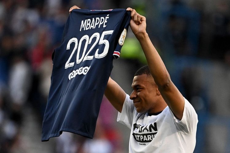Bintang Paris Saint-Germain, Kylian Mbappe, berpose dengan jersey klub setelah mengumumkan perpanjangan kontrak di PSG jelang laga kontra Metz di Parc Des Princes pada Minggu (22/5/2022) dini hari WIB.