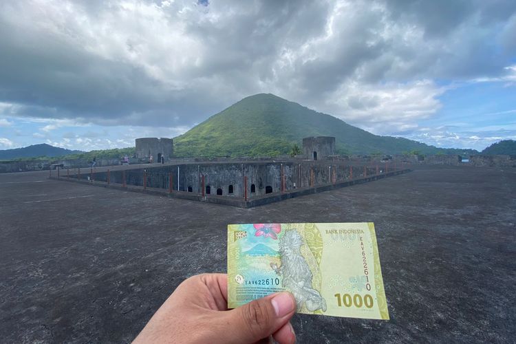 Gambar tiang Benteng Belgica berbentuk segi lima dengan latar Gunung Api Banda pernah dijadikan sebagai gambar dalam pecahan uang kertas Rp 1.000 cetakan tahun 2016. 