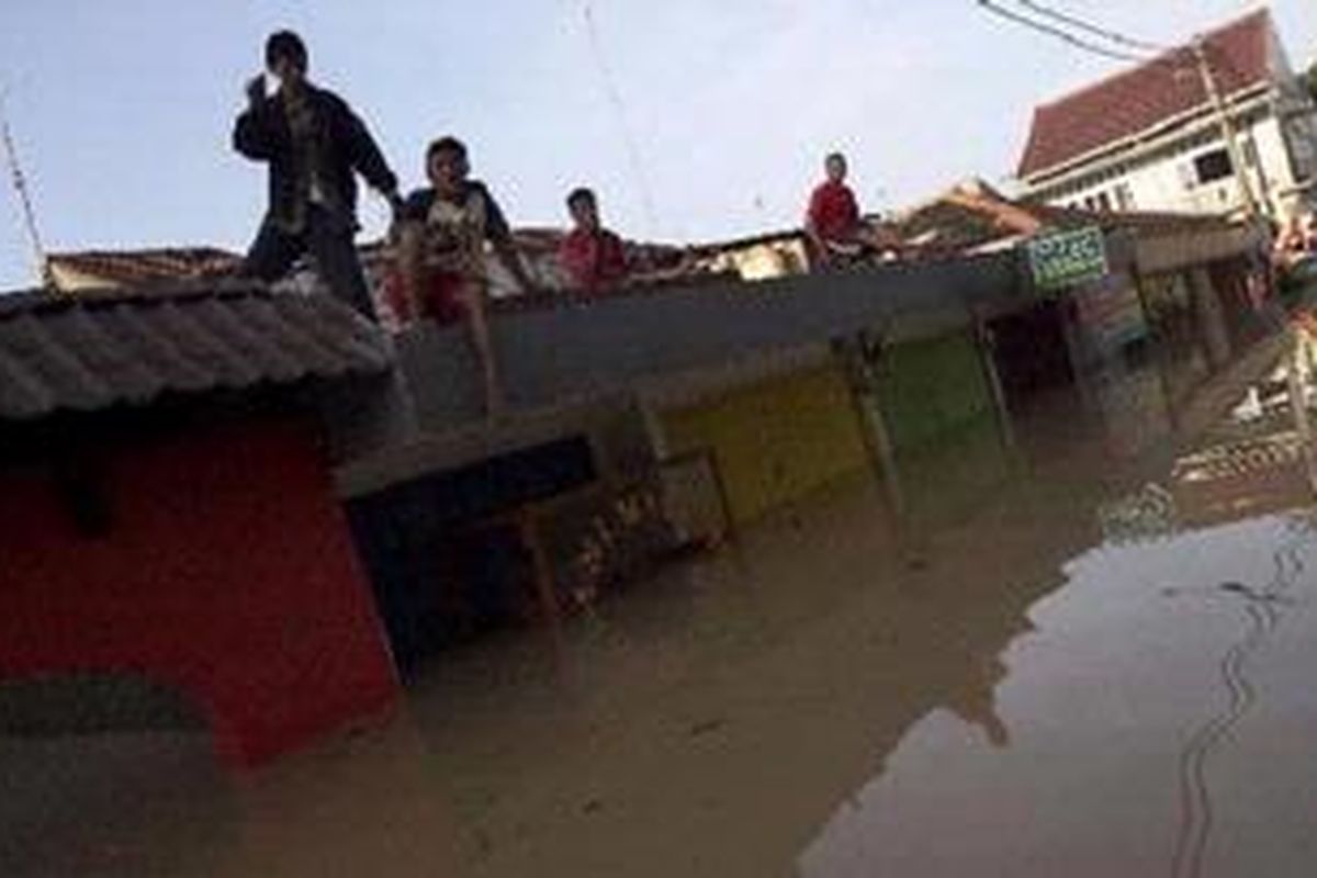 Luapan Sungai Bekasi merendam ratusan rumah di Perumahan Pondok Gede Permai, Kelurahan Jatirasa, Kecamatan Jatiasih, Kota Bekasi, Jawa Barat, Selasa (5/2/2013). Sedikitnya 11 perumahan warga di bantaran Sungai Bekasi terendam dengan ketinggian air bervariasi dari 1,5 meter hingga 4 meter.