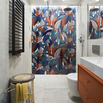 Ilustrasi kamar mandi dengan wallpaper. 