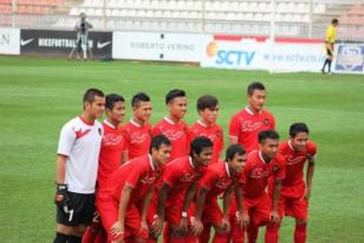 Tim Nasional Indonesia U-19 berfoto jelang laga persahabatan melawan Atletico Madrid B di lapangan Campus De Verano, Ciudad Deportiva Atletico De Madrid, Selasa (16/9/2014).