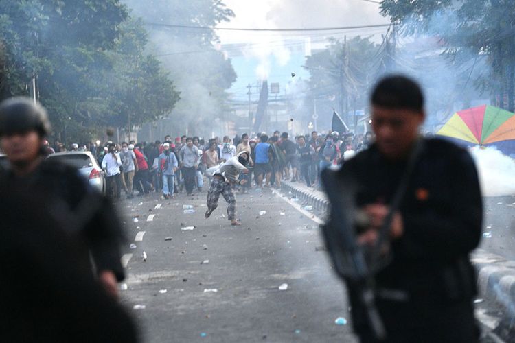 Bentrok antara polisi dan massa aksi di Jalan KS Tubun, Jakarta, Rabu (22/5/2019). Bentok terjadi setelah massa dipukul mundur dari kericuhan di Tanah Abang, Jakarta Pusat, Selasa (21/5/2019) malam.