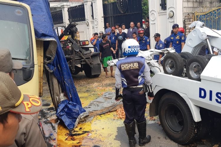 Satu unit truk yang membawa telur terguling di Jalan Daud, Kebon Jeruk, Jakarta Barat, Kamis (10/10/2019)