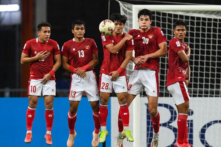 Pemain Singapura Shahdan Sulaiman melepas tendangan bebas yang mengoyak gawang timnas Indonesia pada laga leg kedua semifinal Piala AFF 2020, Sabtu (25/12/2021) malam WIB.