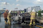 Diduga Korsleting, Mobil Terbakar di Jalan Tol Layang Wiyoto Wiyono