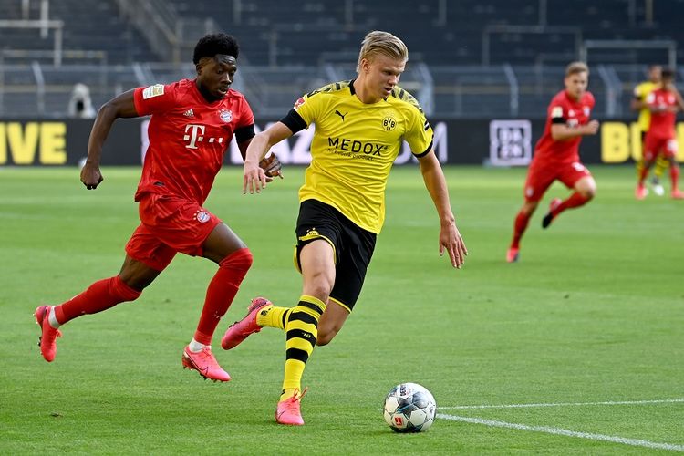 Striker Dortmund Erling Braut Haaland (kanan) dan pemain tengah Bayern Muenchen Alphonso Davies bersaing untuk mendapatkan bola dalam pertandingan Liga Jerman, Borussia Dortmund vs Bayern Muenchen pada 26 Mei 2020 di Dortmund, Jerman.