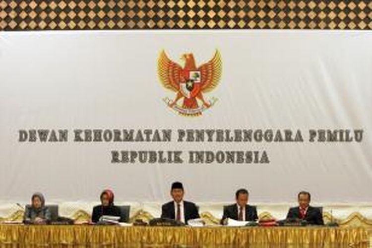 Majelis Hakim Dewan Kehormatan Penyelenggara Pemilu (DKPP), yang diketuai Jimly Asshidiqie (tengah) melanjutkan sidang dugaan pelanggaran kode etik yang dilakukan Komisi Pemilihan Umum (KPU) dan Badan Pengawas Pemilu (Bawaslu) dalam Pilpres 2014, di Jakarta Pusat, Senin (11/8/2014). Dalam sidang ini, DKPP mempersilakan KPU dan Bawaslu untuk memberikan jawaban atas aduan yang dilayangkan pihak pengadu seperti terdiri dari Sigop M Tambunan, Tim Advokasi Independen untuk Informasi dan Keterbukaan Publik Ir Tonin Tachta Singarimbun dan Eggi Sudjana, dan Tim Aliansi Advokat Merah Putih Ahmad Sulhy.