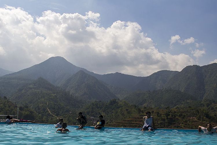 Keindahan Kolam Renang Soko Langit dengan latar belakang Pergunungan Lawu Selatan.