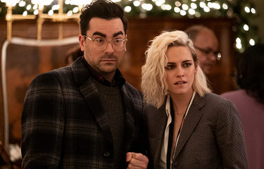 Dan Levy dan Kristen Stewart dalam film komedi romantis Happiest Season (2020).
