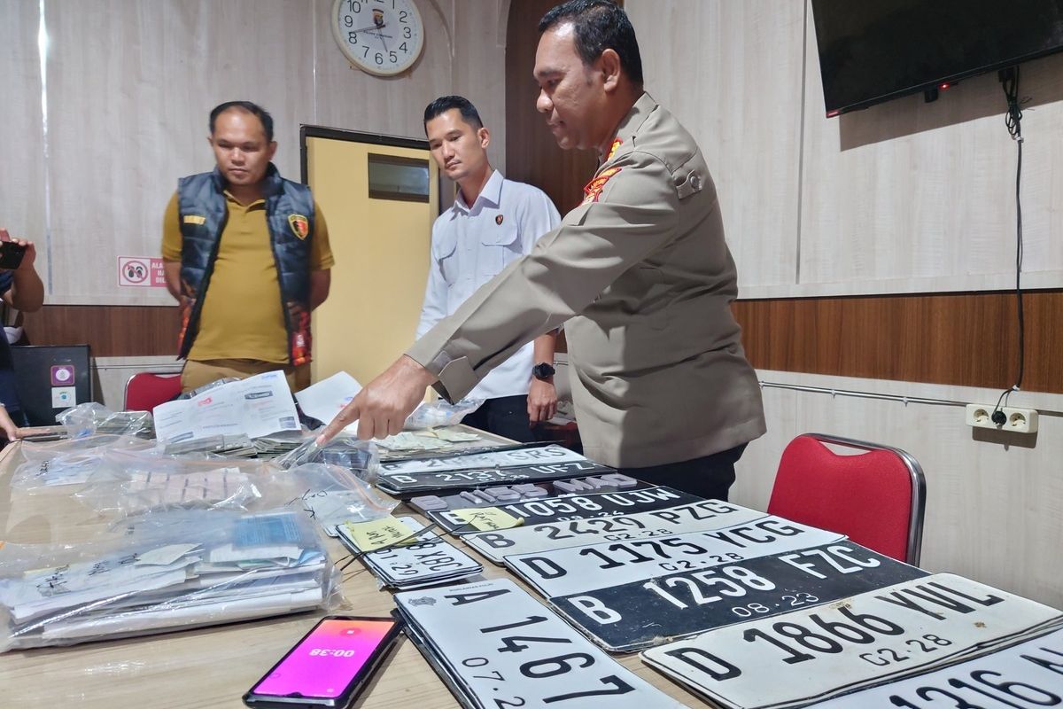 Sejumlah plat kendaraan yang menjadi barang bukti pencurian mobil oleh komplotan oknum polisi di Lampung, Selasa (29/10/2025).