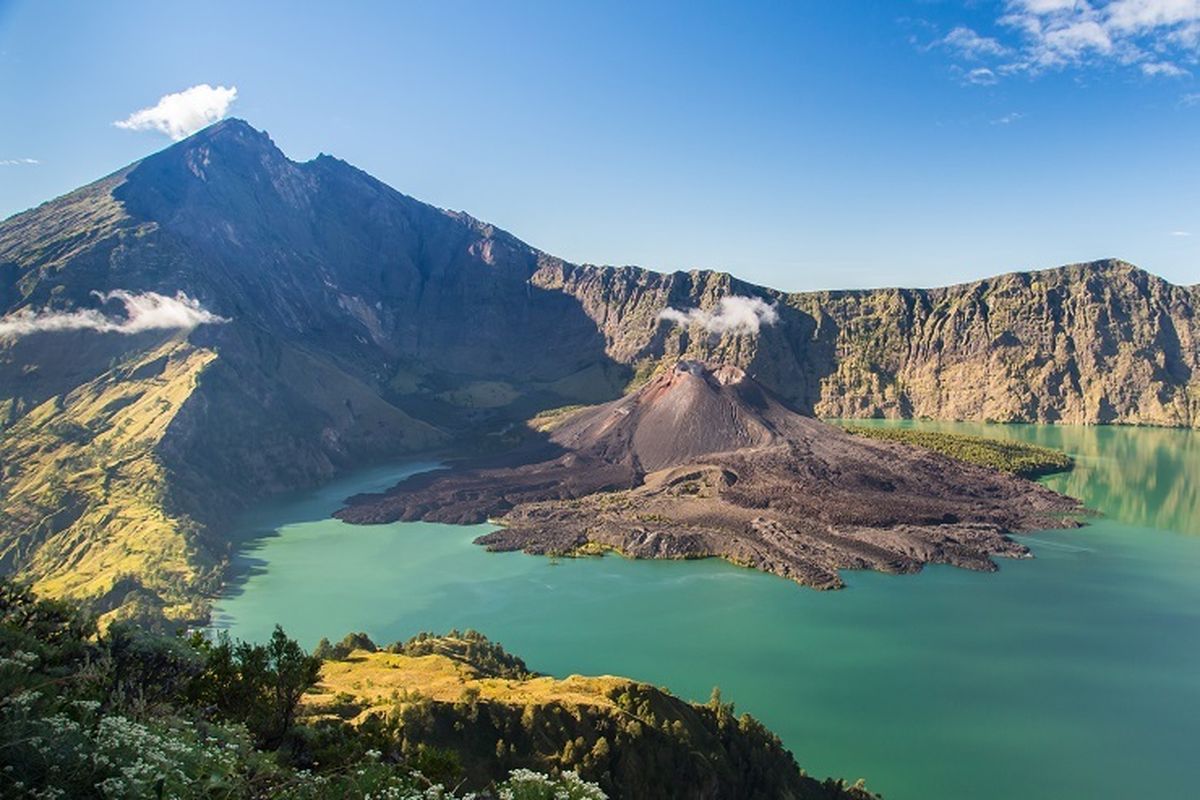 Ilustrasi gunung - Pemandangan kawah Gunung Rinjani (SHUTTERSTOCK/K_Boonnitrod).