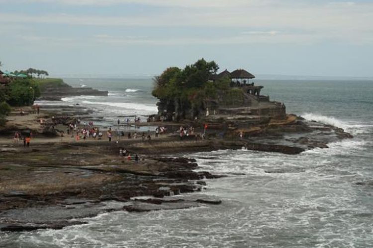 Pura Tanah Lot di Kabupaten Tabanan, Bali, Jumat (26/6/2015). 