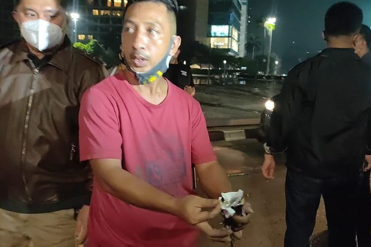 Kapolda Metro Jaya, Irjen Fadil Imran bersama anggota kepolisian menangkap seorang pemuda diduga pendukung klub sepak bola Persija di Bundaran Hotel Indonesia, Jakarta Pusat pada Senin (26/4/2021) dini hari. Pemuda tersebut kedapatan membawa selinting ganja.