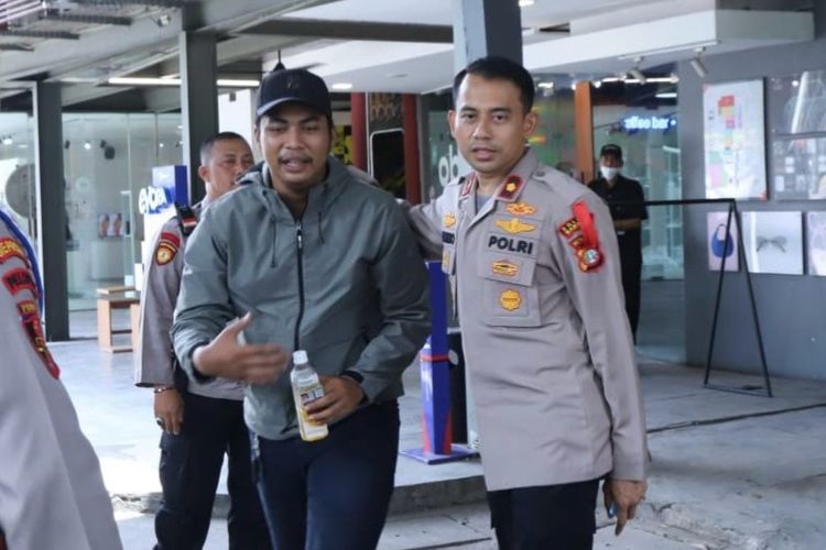 Kapolsek Mampang Kompol David Yunior Kanitero saat menangkap salah satu pelaku pengeroyokan berujung penusukan terhadap pemuda berinisial AM (26) di kafe kawasan Kemang, Jakarta Selatan, Kamis (7/3/2024).