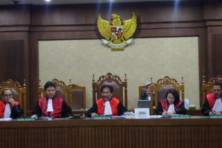 Majelis hakim sidang kasus e-KTP diketuai oleh John Halasan Butarbutar dengan anggota hakim Franky Tambuwun, Emilia Jaya Subagja, Anwar, dan Anshari di Pengadilan Tipikor, Jakarta, Kamis (9/3/2017).