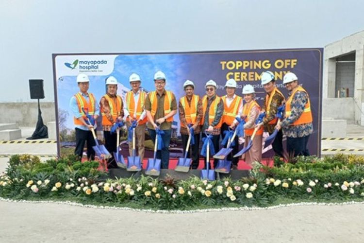 Para pimpinan Mayapada Healthcare bersama jajaran manajemen menghadiri seremoni topping off Mayapada Hospital Jakarta Timur di kawasan Jakarta Garden City, Cakung, Senin (29/7/2025). Seremoni ini menandai dimulainya tahap akhir pembangunan rumah sakit bertaraf internasional tersebut. 