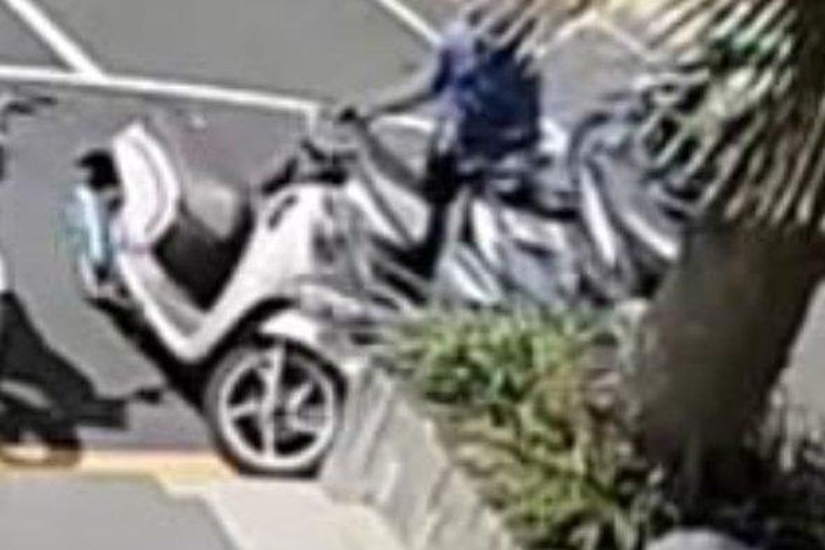 MALING MOTOR - Tangkapan layar video CCTV merekam dua maling mencuri motor milik di ruko Babat Jerawat, Pakal, Surabaya, pada Rabu (14/5/2025) siang. Motor Honda Beat Deluxe bernopol L-3729-DAX milik korban yang diparkir di depan ruko, raib.