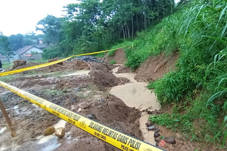 Polisi memasang garis polisi di lokasi ditemukannya 3 balita di kubangan di lahan peternakan ayam di Kampung Warungwaru, Desa Neglasari, Kecamatan Nyalindung, Sukabumi, Jawa Barat, Kamis (11/1/2024).