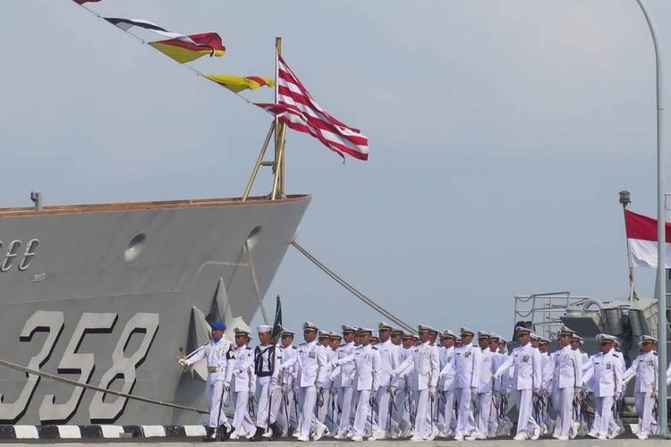Bendera ular-ular perang, bendera motif garis-garis merah dan putih dalam Kapal Perang RI (KRI) TNI AL
