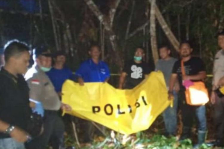 Warga Kawal Kecamatan Gunung Kijang, Kepulauan Riau dihebohkan dengan penemuan kerangka manusia diarea hutan disekitar Rumah Bahagia Bintan, Kemarin (4/10/2019) sore kemarin.