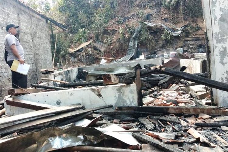 Petugas saat meninjau dan mendapat empat rumah warga di Kadupandak, Kabupaten Cianjur, Jawa Barat yang ludes terbakar,