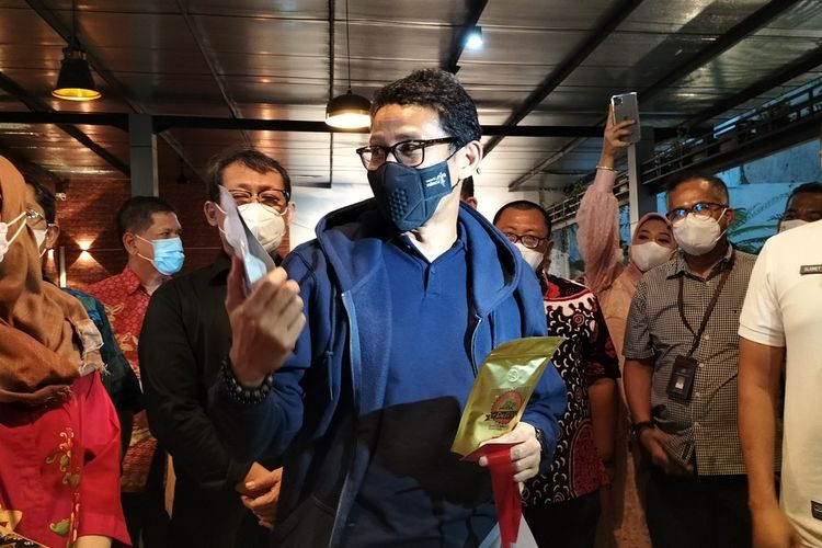 Sandiaga Uno saat mengunjungi kafe Stasiun Kopi Solo Balapan yang Jalan Monginsidi, Kelurahan Setabelan, Kecamatan Banjarsari, Kota Solo, Jumat (11/03/2022).